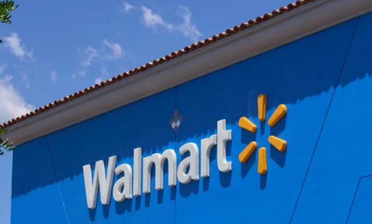Dez pessoas foram esfaqueadas em um Walmart em Traverse City, Michigan. Suspeito foi preso e polícia pede que população evite a área durante investigação.