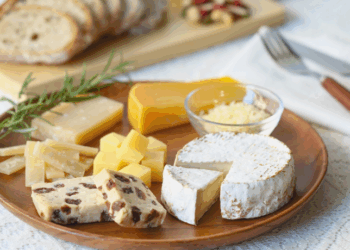 Pesquisadores canadenses identificam relação entre consumo de laticínios, como queijo, e pesadelos. Intolerância à lactose pode afetar o sono e gerar sonhos ruins.