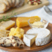 Pesquisadores canadenses identificam relação entre consumo de laticínios, como queijo, e pesadelos. Intolerância à lactose pode afetar o sono e gerar sonhos ruins.