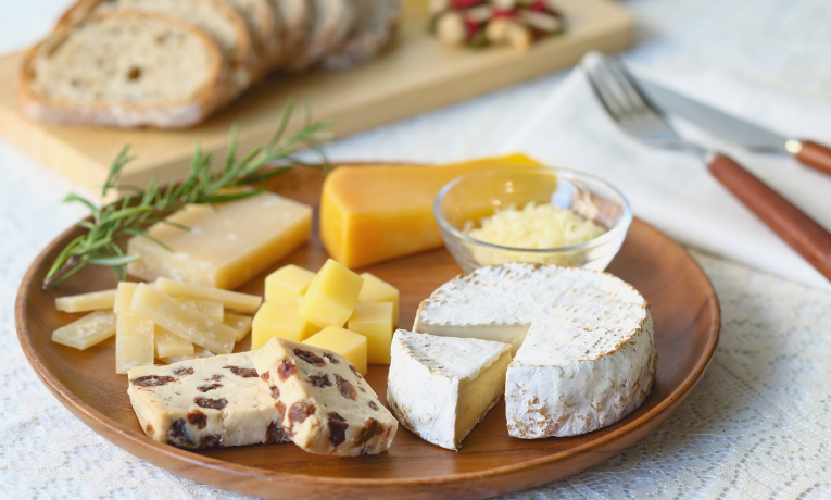 Pesquisadores canadenses identificam relação entre consumo de laticínios, como queijo, e pesadelos. Intolerância à lactose pode afetar o sono e gerar sonhos ruins.