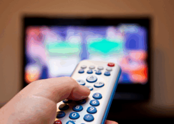 Ouvir música, TV ou podcasts pode ajudar a dormir, mas também prejudicar o sono. Entenda os prós e contras e veja dicas de especialistas para melhorar sua noite.