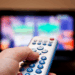 Ouvir música, TV ou podcasts pode ajudar a dormir, mas também prejudicar o sono. Entenda os prós e contras e veja dicas de especialistas para melhorar sua noite.
