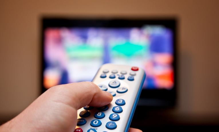 Ouvir música, TV ou podcasts pode ajudar a dormir, mas também prejudicar o sono. Entenda os prós e contras e veja dicas de especialistas para melhorar sua noite.