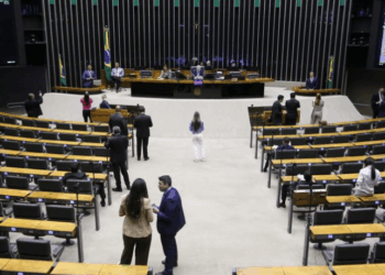 Projeto de lei aprovado pela CCJ da Câmara propõe castração química e penas mais severas para crimes sexuais. Entenda os detalhes e próximos passos da proposta.