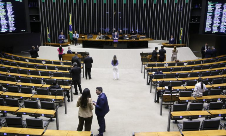 Projeto de lei aprovado pela CCJ da Câmara propõe castração química e penas mais severas para crimes sexuais. Entenda os detalhes e próximos passos da proposta.