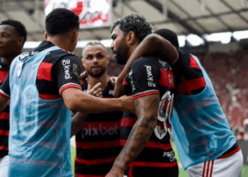 Flamengo bate Atlético-MG por 1 a 0 no Maracanã e assume a liderança do Brasileirão com 36 pontos. Léo Ortiz marca o gol da vitória; times se reencontram na Copa do Brasil.
