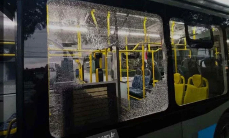 A Polícia Civil prendeu mais um suspeito por vandalismo contra ônibus em SP. Com a nova detenção no Brás, total de presos sobe para 19. Mais de 500 ataques já foram registrados.