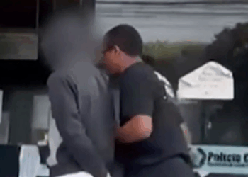 Polícia Civil revela conversas perturbadoras entre adolescente de 14 anos que matou os pais e irmão em Itaperuna e sua namorada, mostrando ausência total de arrependimento e traços de psicopatia.