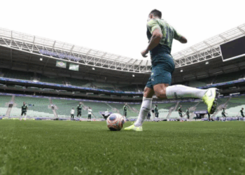 Após vitória por 1 a 0 sobre o Grêmio, Abel Ferreira criticou o gramado sintético do Allianz Parque. Técnico do Palmeiras disse que o campo está ruim e dificultou o jogo.