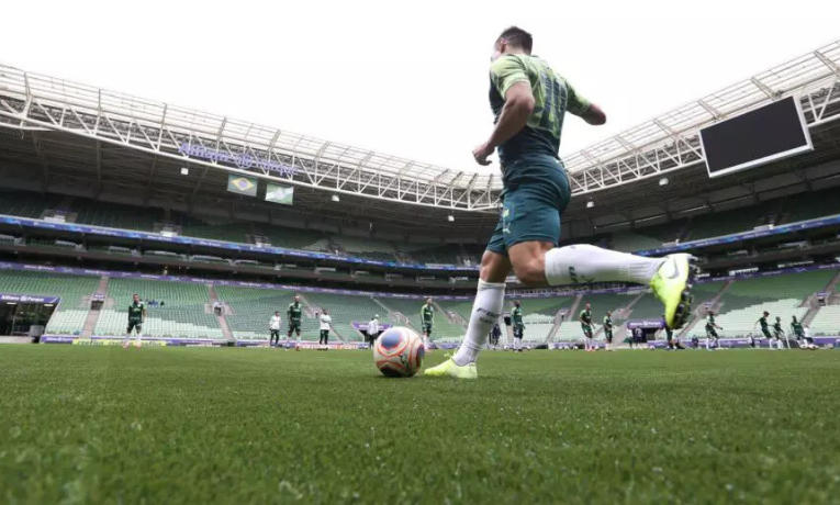 Após vitória por 1 a 0 sobre o Grêmio, Abel Ferreira criticou o gramado sintético do Allianz Parque. Técnico do Palmeiras disse que o campo está ruim e dificultou o jogo.