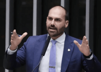 Eduardo Bolsonaro criticou Tarcísio de Freitas e Ratinho Júnior por não defenderem Jair Bolsonaro ao comentarem sobre tarifaço de Trump. Deputado cobrou lealdade e apontou apoio explícito do ex-presidente americano ao pai.