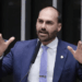 Eduardo Bolsonaro criticou Tarcísio de Freitas e Ratinho Júnior por não defenderem Jair Bolsonaro ao comentarem sobre tarifaço de Trump. Deputado cobrou lealdade e apontou apoio explícito do ex-presidente americano ao pai.