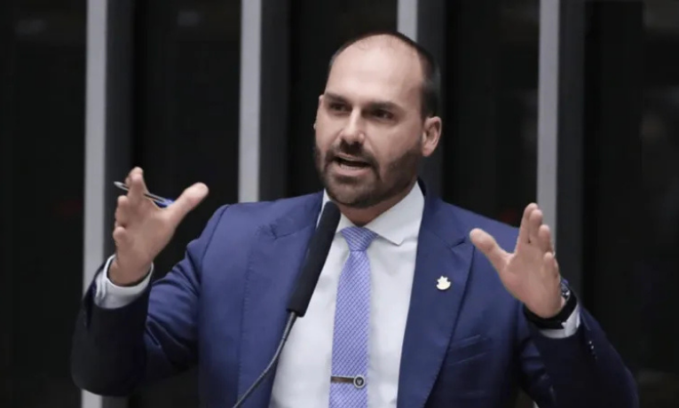 Eduardo Bolsonaro criticou Tarcísio de Freitas e Ratinho Júnior por não defenderem Jair Bolsonaro ao comentarem sobre tarifaço de Trump. Deputado cobrou lealdade e apontou apoio explícito do ex-presidente americano ao pai.