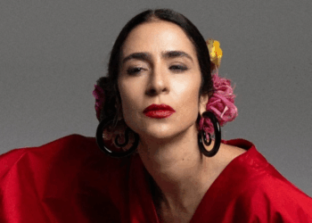 Marisa Monte anuncia turnê Phonica com banda e orquestra sinfônica. Shows ocorrem entre outubro e dezembro em seis cidades, com regência de André Bachur.