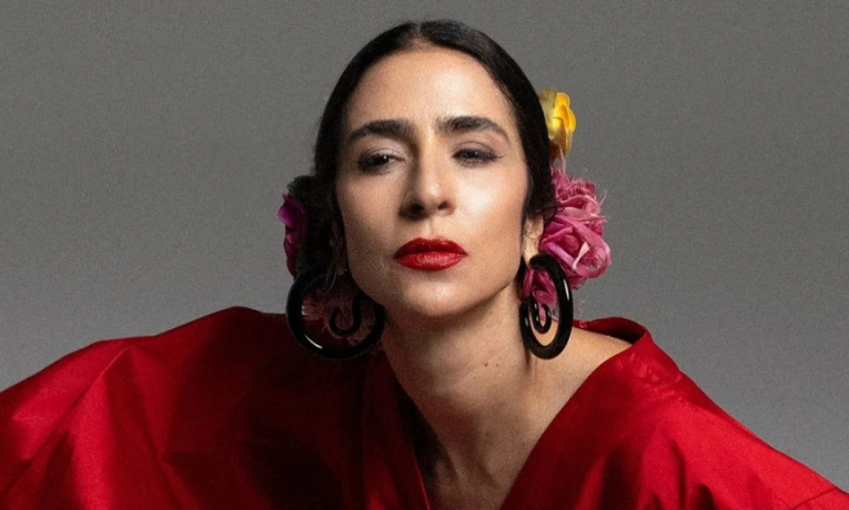 Marisa Monte anuncia turnê Phonica com banda e orquestra sinfônica. Shows ocorrem entre outubro e dezembro em seis cidades, com regência de André Bachur.