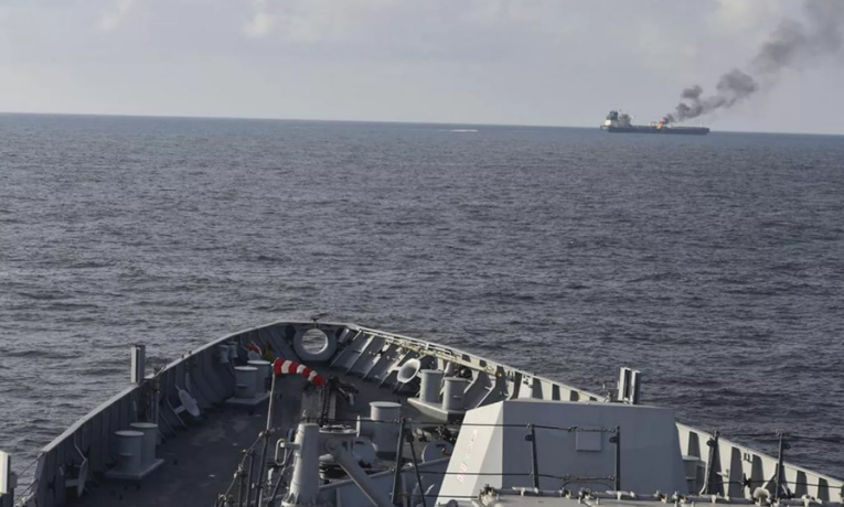 Houthis afirmam que atacarão navios de qualquer empresa que mantenha relações com portos israelenses. Alerta foi feito como parte do bloqueio naval motivado pela guerra em Gaza.