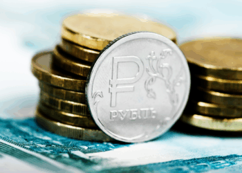 Rublo passa a representar mais de 50% dos pagamentos por exportações da Rússia, reflexo de sanções ocidentais e do esforço de Moscou para reduzir a dependência do sistema financeiro internacional.