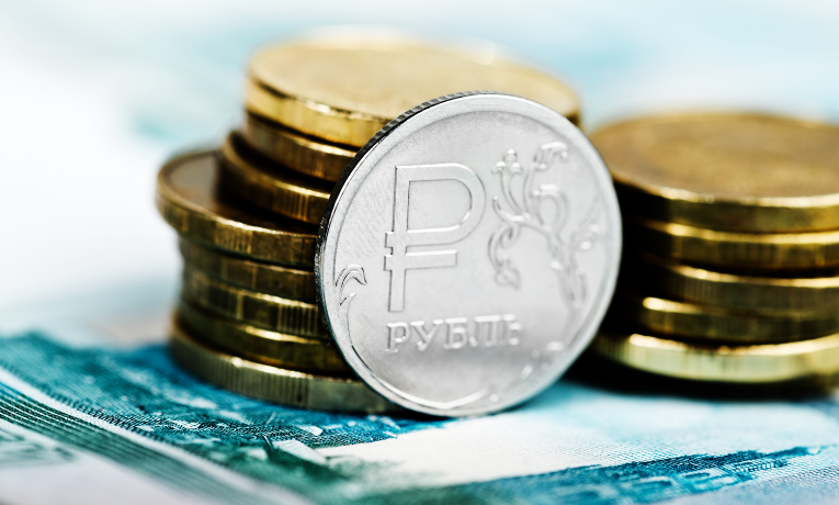 Rublo passa a representar mais de 50% dos pagamentos por exportações da Rússia, reflexo de sanções ocidentais e do esforço de Moscou para reduzir a dependência do sistema financeiro internacional.