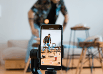 Estudo do IBGE revela que mais de 40% dos domicílios brasileiros têm streaming pago e o acesso à internet ultrapassa 92%. A TV tradicional já não domina mais como antes.