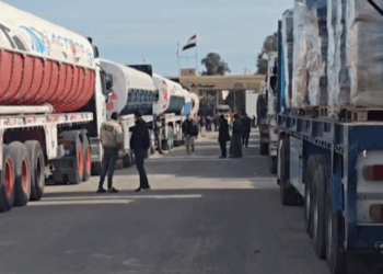 Civis famintos atacam caminhões de ajuda humanitária em Gaza. Com 2 milhões de pessoas à beira da fome, organizações denunciam um crime humanitário em curso.