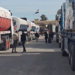Civis famintos atacam caminhões de ajuda humanitária em Gaza. Com 2 milhões de pessoas à beira da fome, organizações denunciam um crime humanitário em curso.