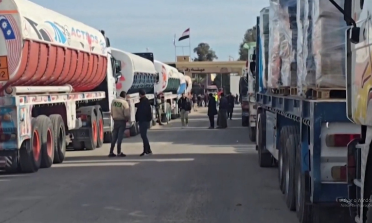 Civis famintos atacam caminhões de ajuda humanitária em Gaza. Com 2 milhões de pessoas à beira da fome, organizações denunciam um crime humanitário em curso.