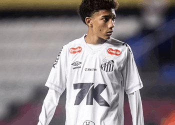 Santos renova contrato de Robinho Jr. até abril de 2027 com aumento salarial e nova multa rescisória. Jovem atacante é aposta para o futuro.