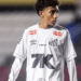 Santos renova contrato de Robinho Jr. até abril de 2027 com aumento salarial e nova multa rescisória. Jovem atacante é aposta para o futuro.