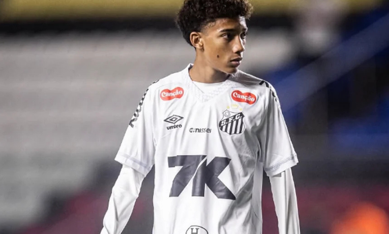 Santos renova contrato de Robinho Jr. até abril de 2027 com aumento salarial e nova multa rescisória. Jovem atacante é aposta para o futuro.