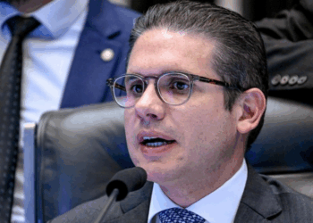 Hugo Motta manifesta preocupação com tarifas de 50% dos EUA ao Brasil e destaca cenário internacional marcado por protecionismo e conflitos. Governo se prepara para reagir.