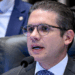 Hugo Motta manifesta preocupação com tarifas de 50% dos EUA ao Brasil e destaca cenário internacional marcado por protecionismo e conflitos. Governo se prepara para reagir.