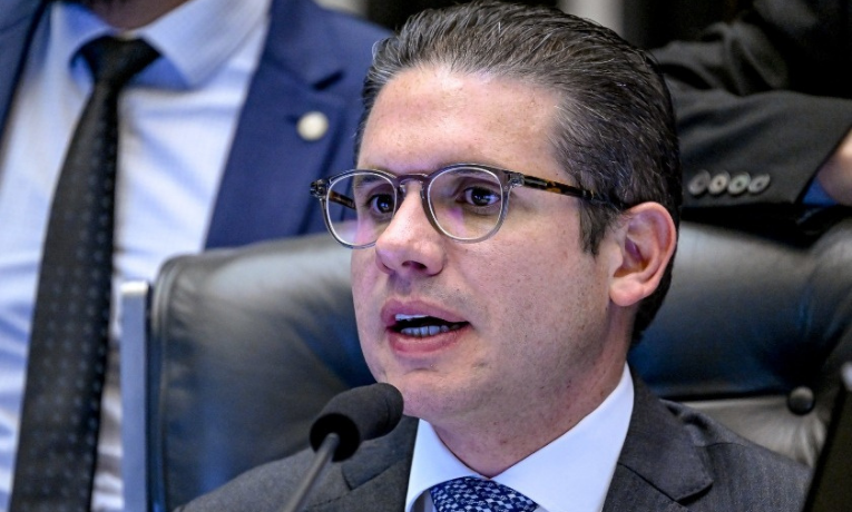 Hugo Motta manifesta preocupação com tarifas de 50% dos EUA ao Brasil e destaca cenário internacional marcado por protecionismo e conflitos. Governo se prepara para reagir.