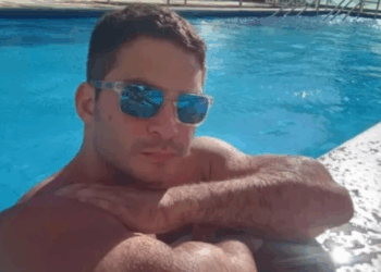 Homem de 29 anos agride namorada violentamente em elevador de condomínio em Natal. Prisão preventiva decretada por tentativa de feminicídio. Vítima está hospitalizada.