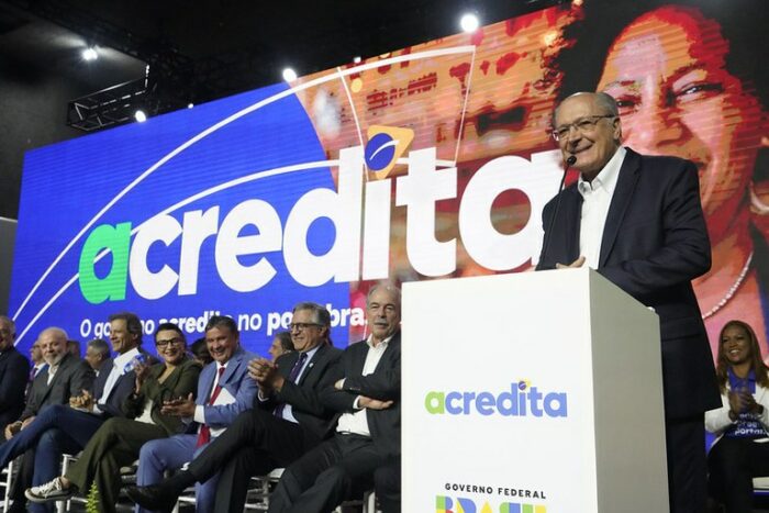 Presidente Lula sanciona Programa Acredita Exportação, que restitui até 3% das receitas de MPEs com vendas externas. Nova lei corrige distorções tributárias e fortalece exportações até 2027.