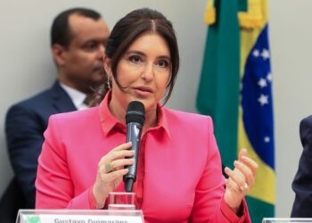 Ministra Simone Tebet propõe rever isenções fiscais e tributar quem ganha acima de R$ 50 mil, como medida de justiça tributária. Ela participou de audiência sobre o orçamento de 2026 no Congresso Nacional.