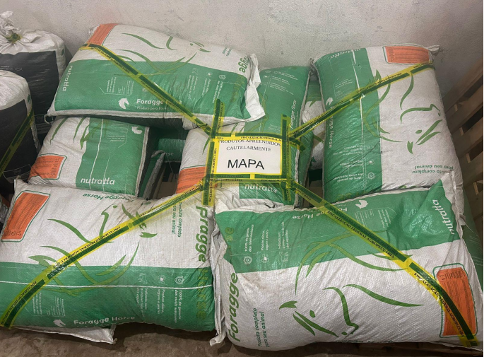 Rações contaminadas da Nutratta provocaram a morte de 245 cavalos em MG, SP, RJ e AL. Mapa determinou suspensão da produção e acionou a Justiça para manter a medida.