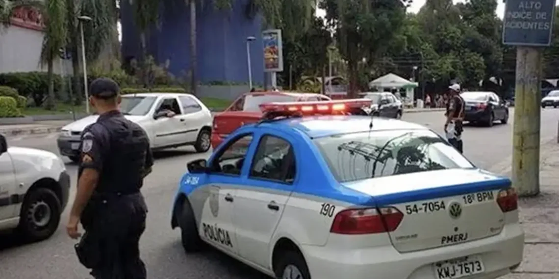 Letalidade violenta no Rio de Janeiro tem redução histórica em maio de 2025, segundo ISP. Mortes por intervenção policial caem 47,6%. Furtos e apreensões crescem.