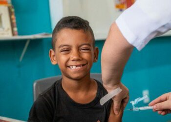 Com mais de um milhão de doses aplicadas em escolas, o Brasil registra avanço na vacinação infantil e adolescente, com aumento da cobertura vacinal e adesão recorde ao Programa Saúde na Escola.
