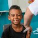 Com mais de um milhão de doses aplicadas em escolas, o Brasil registra avanço na vacinação infantil e adolescente, com aumento da cobertura vacinal e adesão recorde ao Programa Saúde na Escola.