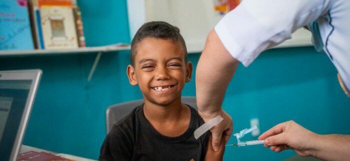 Com mais de um milhão de doses aplicadas em escolas, o Brasil registra avanço na vacinação infantil e adolescente, com aumento da cobertura vacinal e adesão recorde ao Programa Saúde na Escola.