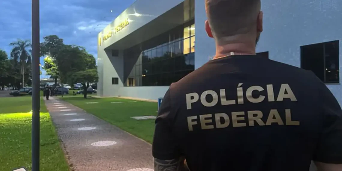 Polícia Federal deflagra operação contra grupo criminoso que facilitava entrada ilegal de imigrantes com contratos falsos com clubes esportivos. Mais de 300 casos já foram detectados em 2024.