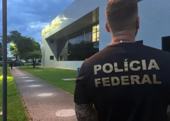 Polícia Federal deflagra operação contra grupo criminoso que facilitava entrada ilegal de imigrantes com contratos falsos com clubes esportivos. Mais de 300 casos já foram detectados em 2024.