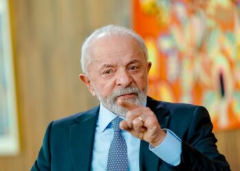 Lula critica decisão de Trump de revogar vistos de ministros do STF e do PGR. Presidente afirma que medida é arbitrária e fere a soberania nacional.