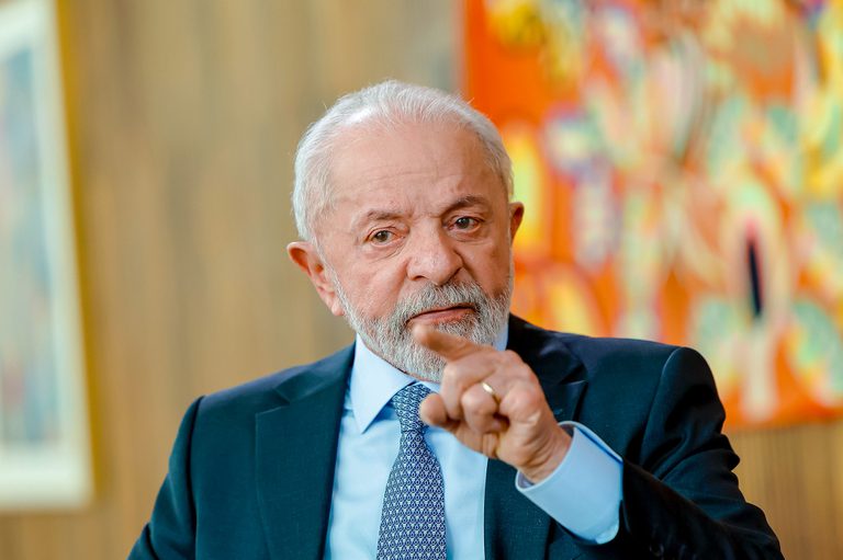 Lula critica decisão de Trump de revogar vistos de ministros do STF e do PGR. Presidente afirma que medida é arbitrária e fere a soberania nacional.