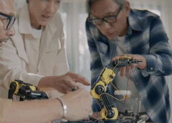UFV e Receita Federal desenvolvem robôs educacionais com materiais apreendidos. Iniciativa sustentável promove cidadania, inclusão e inovação tecnológica. Saiba como replicar o projeto.