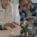 UFV e Receita Federal desenvolvem robôs educacionais com materiais apreendidos. Iniciativa sustentável promove cidadania, inclusão e inovação tecnológica. Saiba como replicar o projeto.