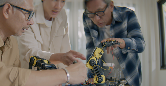 UFV e Receita Federal desenvolvem robôs educacionais com materiais apreendidos. Iniciativa sustentável promove cidadania, inclusão e inovação tecnológica. Saiba como replicar o projeto.