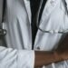 Ministério da Saúde abre 1,7 mil bolsas para médicos especialistas e amplia residências no SUS. Programa Agora Tem Especialistas fortalece a formação e reduz filas.
