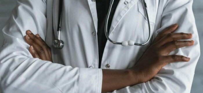 Ministério da Saúde abre 1,7 mil bolsas para médicos especialistas e amplia residências no SUS. Programa Agora Tem Especialistas fortalece a formação e reduz filas.
