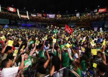 Lula participa do 60º Congresso da UNE em Goiânia e presta solidariedade a familiares de estudantes mortos em acidente. Evento reúne mais de 10 mil alunos de todo o país.